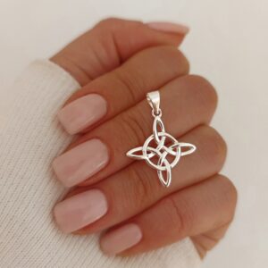 Dije nudo de bruja chico