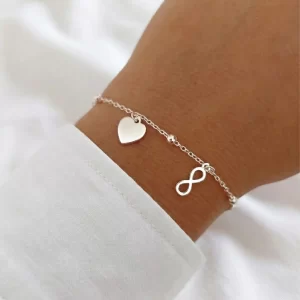 Pulsera con dijes colgantes